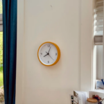 Reloj de pared moderno y sencillo